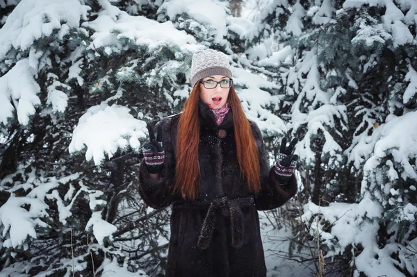 Winnter chica y abeto de nieve . — Foto de Stock