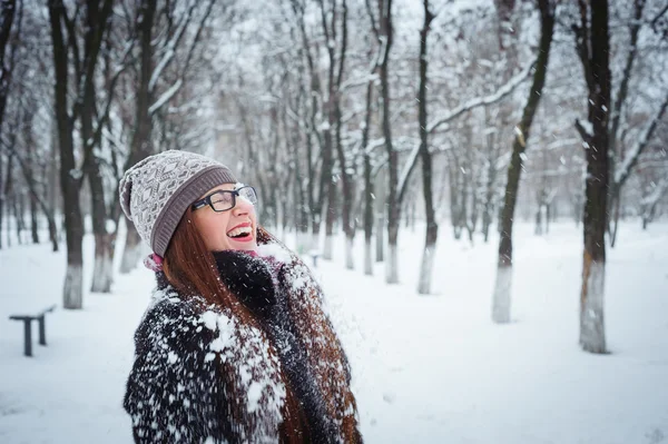 Giovane bella ragazza in inverno — Foto Stock