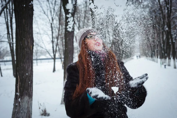 凍るような冬の公園で雪を吹く美少女冬 — ストック写真