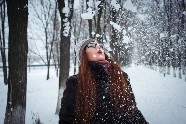 Schönheit Winter Mädchen weht Schnee in frostigen Winter Park — Stockfoto