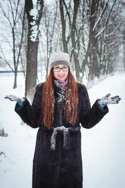 Joven hermosa chica en invierno — Foto de Stock
