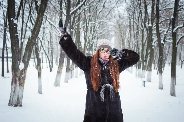 Giovane bella ragazza in inverno — Foto Stock