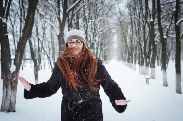 Junges schönes Mädchen im Winter — Stockfoto