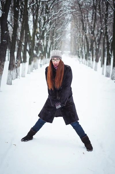 Junges schönes Mädchen im Winter — Stockfoto