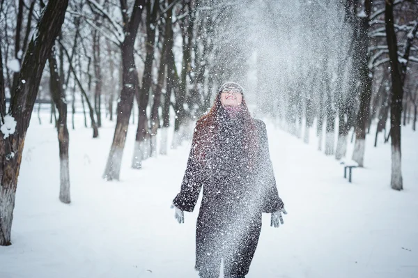 冬の公園で若い赤毛の女性 — ストック写真