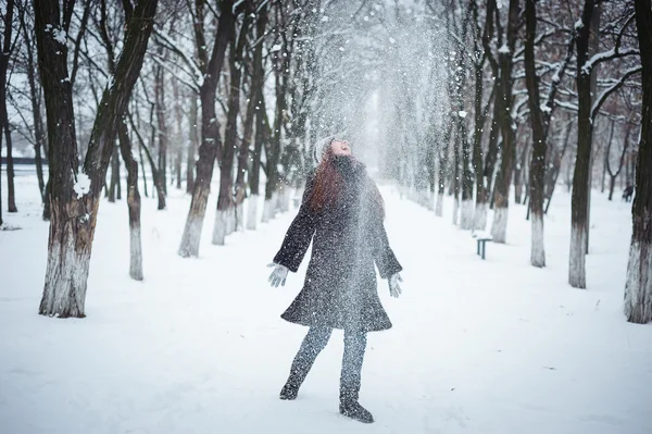 Mujer pelirroja joven en el parque de invierno — Foto de Stock