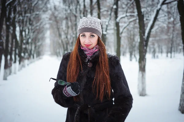 Joven hermosa chica en invierno . — Foto de Stock
