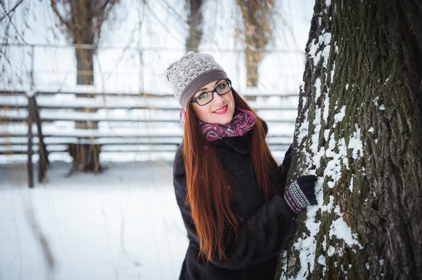 釣り少女と雪のツリー — ストック写真