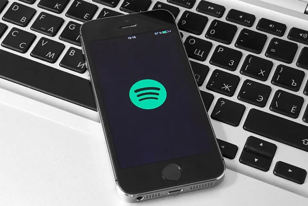 IPhone 5s sur ordinateur portable avec application mobile pour Spotify sur le s — Photo