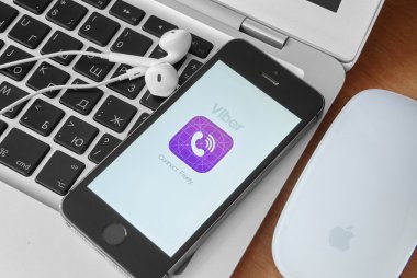 iPhone 5'ler ile ekrandaki Viber için mobil uygulama.