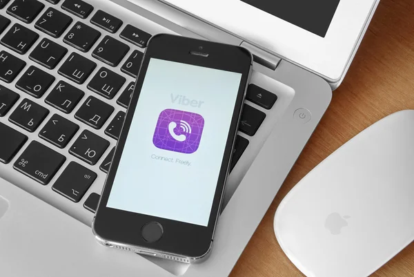 iPhone 5'ler ile ekrandaki Viber için mobil uygulama.