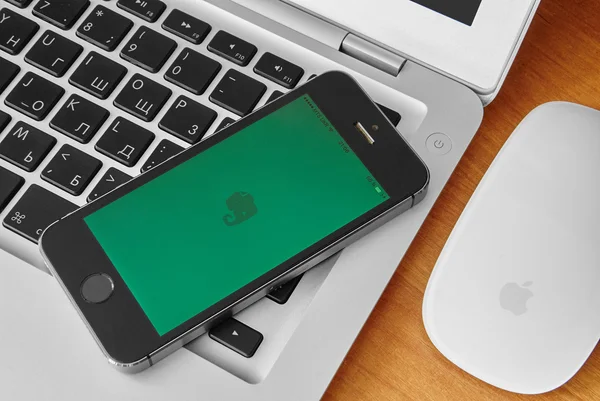 IPhone 5s z aplikacji mobilnych dla Evernote na ekranie — Zdjęcie stockowe