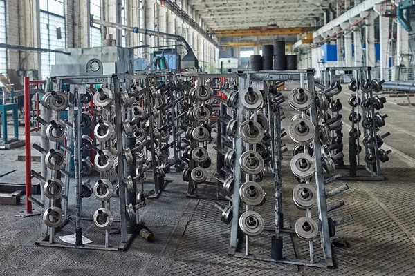 Rolling formando rollos trabajos de metal en la fabricación de tuberías . — Foto de Stock