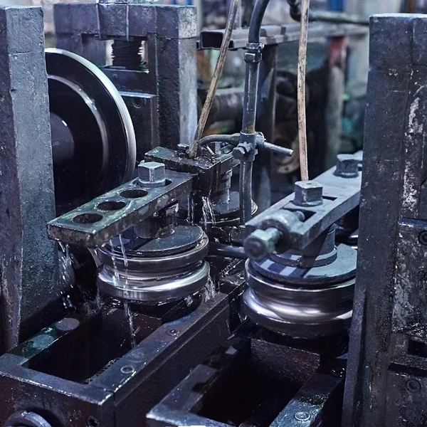 Rolling formando rollos trabajos de metal en la fabricación de tuberías — Foto de Stock