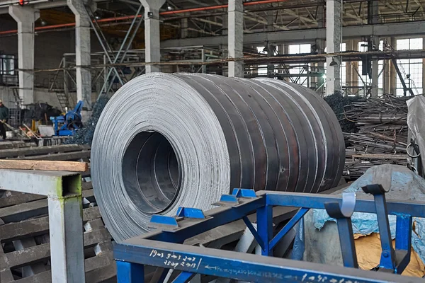 Rollos de chapa de acero en una planta — Foto de Stock