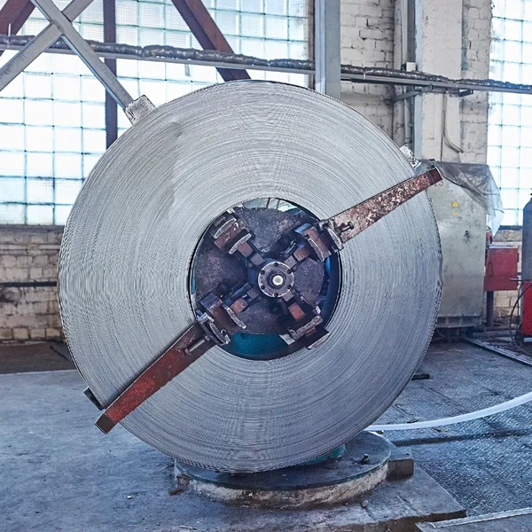 Rotoli di lamiera di acciaio in un impianto — Foto Stock