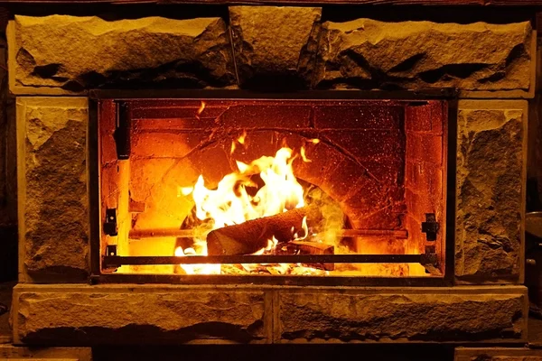 Яскраве полум'я вогню горить у старому каміні — стокове фото
