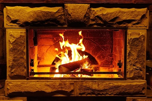 Chama brilhante de queimaduras de fogo na velha lareira — Fotografia de Stock