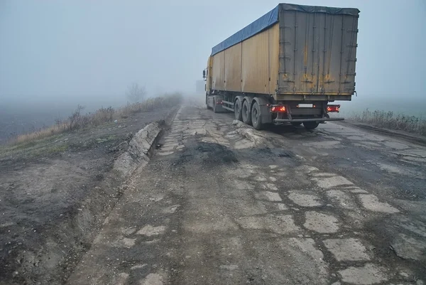 LKW im Nebel — Stockfoto