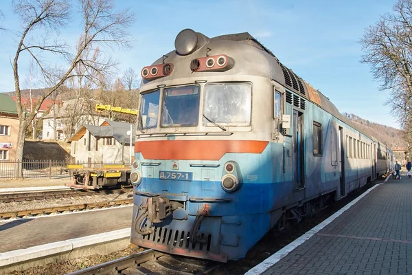 Un viejo tren de pasajeros diesel. Estación de ferrocarril . — Foto de Stock