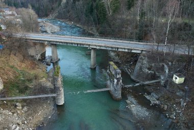 Otoyol ve hasarlı yaya asma köprü dağ arasında