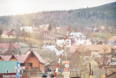 Eski evleri kırsal manzara ve doğa ayarla