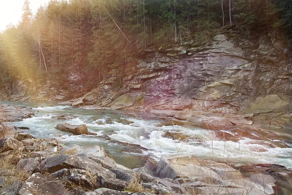 Limiar do rio da montanha — Fotografia de Stock