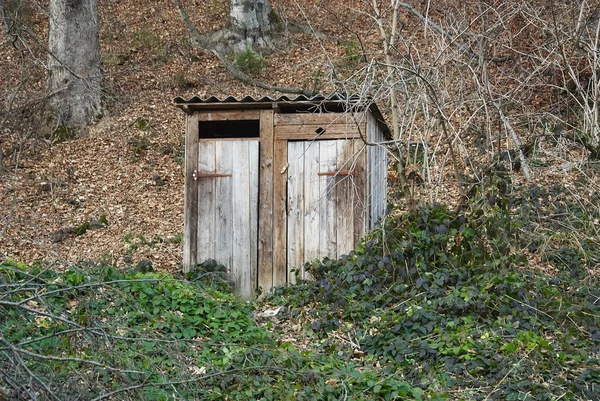 Старый деревянный туалет — стоковое фото
