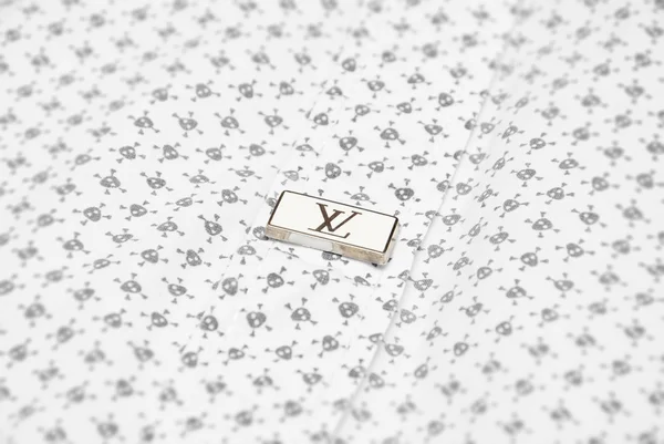Louis Vuitton logolu gömlek düğmesi