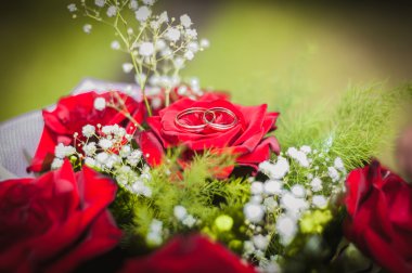 Yüzük düğün ve düğün kırmızı gül buketi