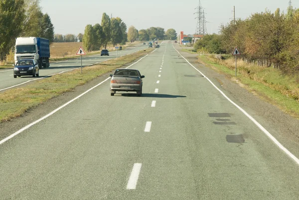 Camino a Dnipropetrovsk con asfalto verde — Foto de Stock