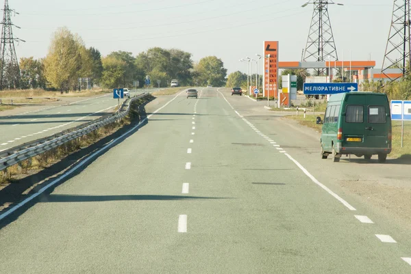 Camino a Dnipropetrovsk con asfalto verde — Foto de Stock