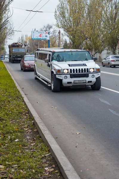 Λευκό Hummer H2 λιμουζίνα στο δρόμο της πόλης — Φωτογραφία Αρχείου