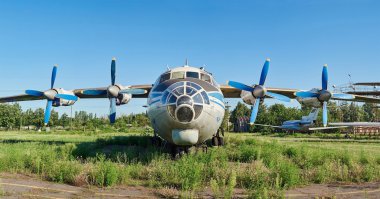 Eski Sovyet uçak 12 bir terk edilmiş bir aerodrome