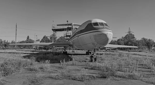 Oude Sovjet vliegtuigen Yak-40 op een verlaten luchtvaartterrein — Stockfoto