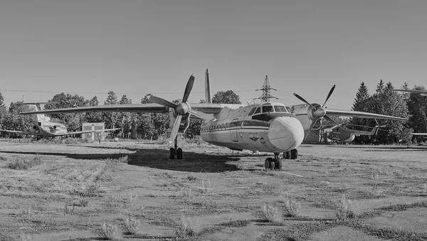 Vista panorámica de los viejos aviones soviéticos An-24 Antonov en un abando — Foto de Stock