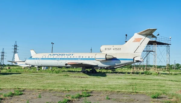 Velho avião soviético YAK-42 em um aeródromo abandonado — Fotografia de Stock