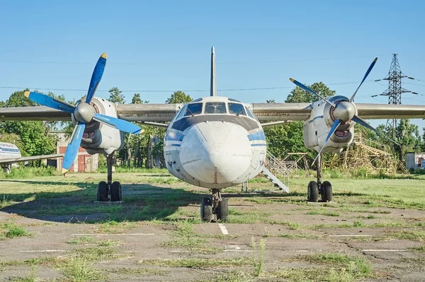 Panoramisch uitzicht op oude Sovjet vliegtuigen Antonov An-24RV op een abando — Stockfoto