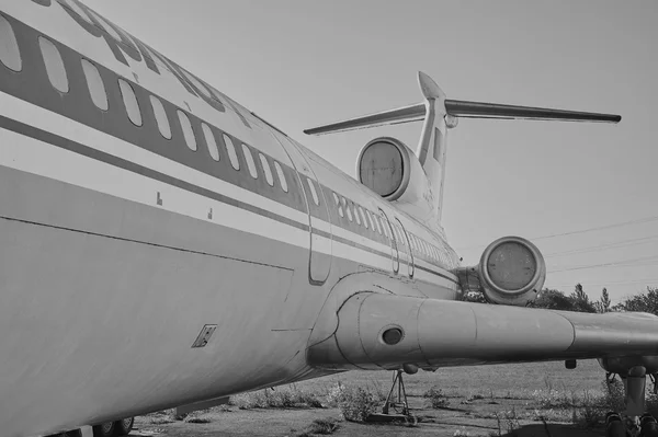 Panoramisch uitzicht op oude Sovjet vliegtuigen Tupolev Tu-154 op een aband — Stockfoto