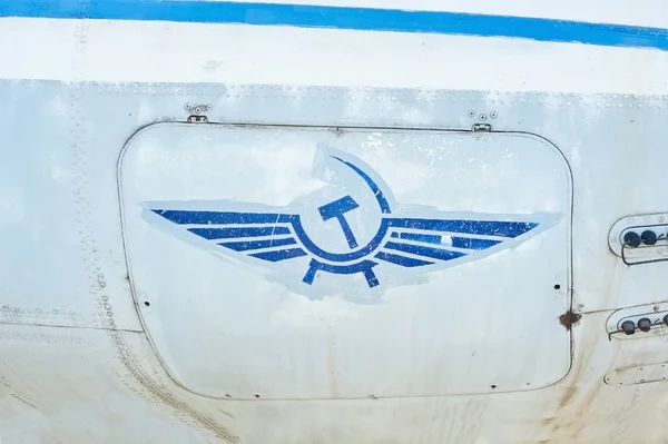 Logo van Aeroflot op oude grunge romp van vliegtuigen — Stockfoto