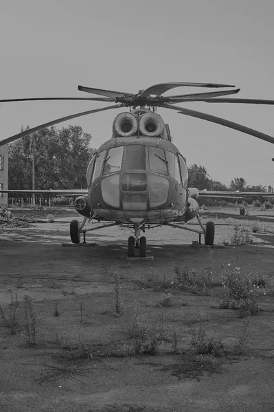 Helicóptero soviético MI-8 num aeródromo abandonado — Fotografia de Stock