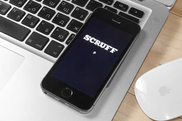 Приложение Scruff на iPhone 5s — стоковое фото