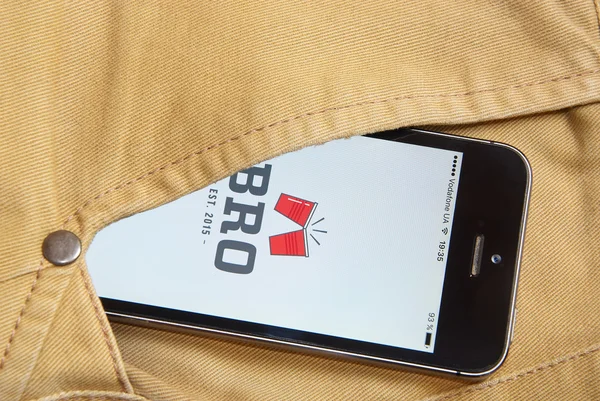 Iphone 5s mit mobiler Anwendung für bro auf dem Bildschirm in orang — Stockfoto