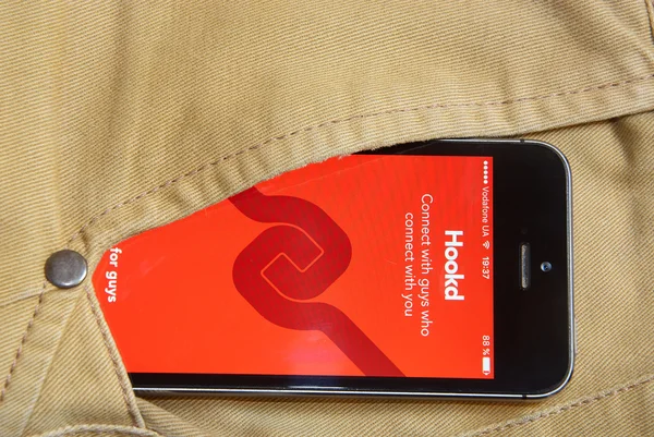 IPhone 5s avec application mobile pour Hookd sur l'écran en ora — Photo