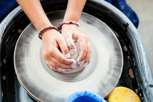 Potter's tekerlek üzerinde modelleme