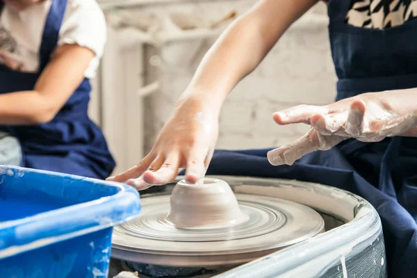 Potter's tekerlek üzerinde modelleme