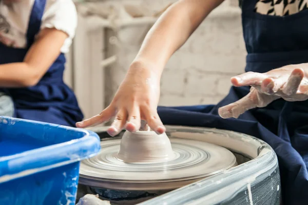 Potter's tekerlek üzerinde modelleme