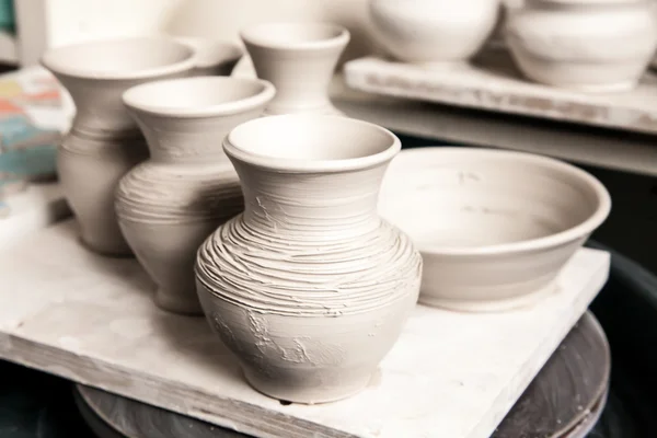 Potter's tekerlek üzerinde modelleme