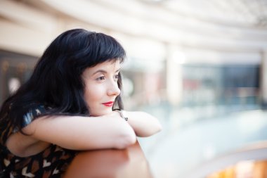 Kırmızı ruj devam izlerken olan kadın