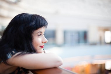 Kırmızı ruj devam izlerken olan kadın